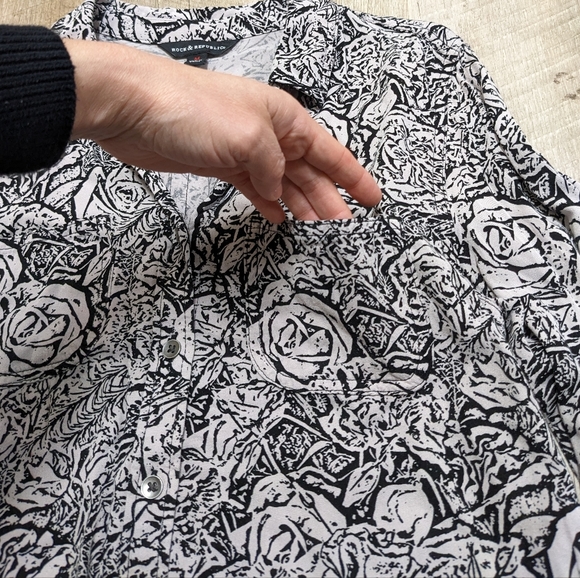 Rock and Republic Black and Gray Long Sleeve Button Down Shirt Rose Print - Picture 7 of 11